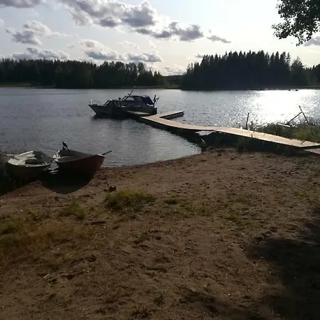 مكان تخييم Pirttiniemen Lomakylae *